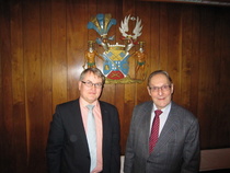 Asiamies Harri Ahlberg ja puheenjohtaja Peter Küttner Marskin vaakunan alla