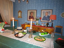 Joulupöytä on katettu.