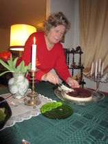 Nyt maistetaan jälkiruokakakkua.