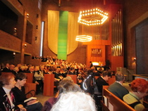 Kirkkokansaa ja -kuoro Malmin kirkossa