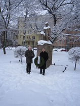 Vapaussodan perinteiden vaalijoiden edustajat valmistautuvat laskemaan seppeleen Liisanpuistikon muistomerkille