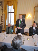 Henrik Degerman toivotti osanottajat tervetulleiksi lounaalle Svenska Klubbenille