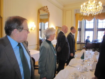 Osanottajat kuuntelivat marssin seisten.