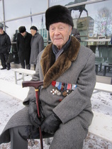 kunnniapaikalla heille tuoduilla penkeillä.