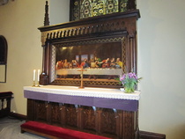 Kirkon alttaritaulu on tehty Leonardo da Vincin Pyhän ehtoollisen mukaan. Tekijä lienee R. W. Ekman.