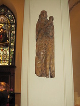 Keskiajalta peräisin oleva puuveistos Maria ja Jeesus-lapsi