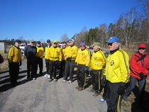 Turusta osallistui marssiin koko joukko osallistujia, joilla oli keltaiset puserot