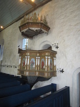 Runsaasti kuvitettu saarnatuoli on ostettu Mikaelin kirkosta. 