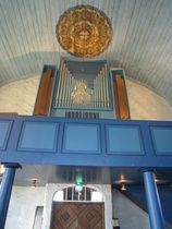 Kirkon urut ovat Kangasalan urkutehtaan valmistamat.