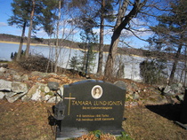 Kirkon hautausmaahan on haudattu muun muassa oopperalaulaja Tamara Lund-Ionita. 