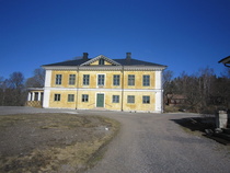 Marssireitin varrella on Brinkhallin hedelmäpuistaan tunnettu kartano. Tänä päivänä kartanossa toimii Suomen Kulttuuriperinnön Säätiö. 