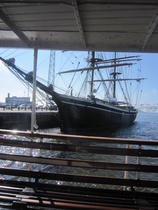 Vieressä oleva purjealus jäi vielä odottamaan matkustajiaan.