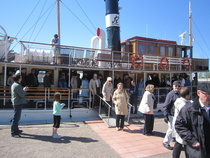 Kolmen ja puolen tunnin merimatkan jälkeen nousimme maihin Porvoon satamassa, josta kävelimme Bistro Sinneen Taidetehtaalle.