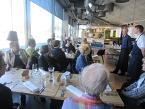 Odottelimme jo vesi kielellä ruoka-annoksiamme: sallalaista poroa, paistettua lohta ja fenkolivaahtoa sekä pannacottaa.