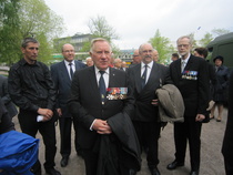 Tilaisuuteen osallistui joukko vapaaehtoisia sankarivainajien etsijöitä, joiden joukossa oli myös neljä kutsuttua venäläistä etsijää. Vasemmalla yksi heistä.