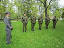 Kunnialaukausosasto oli myös paikalla. Se ampui kunnialaukaukset sankarivainajille.