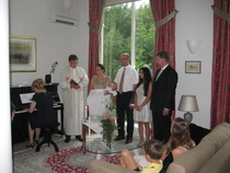 Pappi, kummit ja kastettava ovat ottaneet oman paikkansa. Aloitimme juhlan pianonsoitolla ja lastenvirrellä "Ystävä sä lapsien".