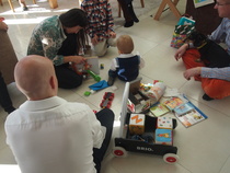 Isä, Helmi-koira ja syntymäpäivävieraat avustivat Viktoria lahjapakettien avaamisessa.