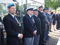 Rauhanturvaajia, kiltalaisia ja muita reserviläisiä seisomassa  taaempana.