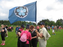 Marssijoiden joukossa oli paljon naisia. Tässä Maanpuolustusnaisten reipas joukkue lippuineen.