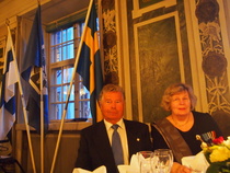 Södra Finlands Krigsveterandistriktin puheenjohtaja Carl-Johan Numelin ja Eeva-Leena päätösillallisella.