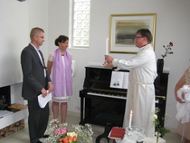 Palavan kynttilän ojentaminen vanhemmille.