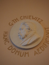 Ritarihuoneen suunnittelijan arkkitehti G.Th. Chiewitzin korkokuva on eteisaulan seinässä.