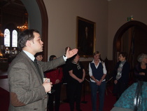 Wilhelm Brummer (aatelisuku numero 268) toivotti Gyllene klubbenin jäsenet tervetulleiksi näyttelyyn. Hän toimi myös asiantuntevana oppaana klubilaisille.