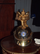 Tässä hänen kypäränsä, jota koristaa kaksipäinen kotka, johon on hyvä lopettaa näyttelyesineistön esittely. Käykääpä katsomassa näyttelyä!