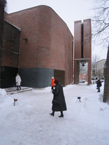 Malmin kirkon pääsisäänkäynti