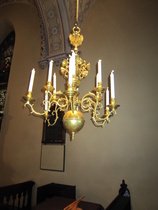 Kirkon barokkikruunut on saatu lahjoituksina.