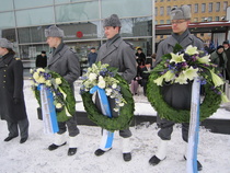 Nuoret varusmiehet kantoivat seppeleitä.