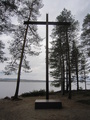 Hautausmaan teräksinen risti Norvajärven rannassa