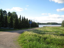 Tässä Tuusulanjärvi pilkottaa Tuusulan kirkon kohdalla.