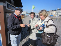 Eeva-Leena rahasti retkeläisiä Helsingin rannassa.