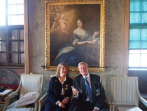 Kaksi tuttua veteraanityön uurastajaa: Solveig Hyöty ja Jan Molin hieman ennen juhlan alkua kuningatar Ulrika Eleonora vanhemman kuvan alla.