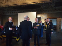 Juhlan kunniavieraat jakoivat kukin vuorollaan litografian viime sotiemme ruotsalaisille vapaaehtoisille.