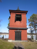 Kirkon kellotapulissa on kaksi kelloa, joista toinen on ostettu Maskusta ja toinen Tukholmasta.