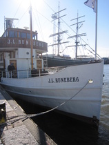 Retkelle Porvooseen lähdettiin yli 100 vuotta vanhalla J. L. Runebergillä Helsingin Kauppatorin rannasta