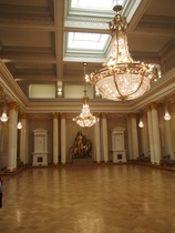 Linnan suurimmassa salissa, Valtiosalissa, jonka koko on noin 300 neliömetriä järjestetään suuret vieraiden valtioiden päämiehille tarjottavat illalliset. Tähän saliin ohjataan myös Itsenäisyyspäivän vieraat ja siellä myös tanssitaan.