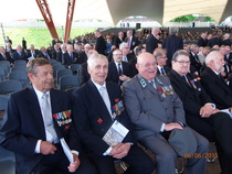 Iloisia ilmeitä ennen juhlan alkua.