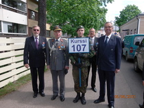 Kurssi 107:n käyneet ovat kokoontumassa päiväjuhlan jälkeen ohimarssiin.