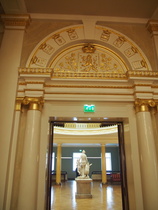 Tämän oven yläpuolella on vielä Suuriruhtinaskunnan aikainen Suomen vaakuna. Tämän oven kautta palasimme linnan odotustiloihin. Kiertokäyntimme linnassa päättyi sinne.