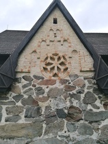 Vanhan kirkon sakariston pääty koristeineen ja kuvineen