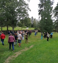 Kiviaidan rajaamaan kirkkomaahan on haudattu muutama pappi ja