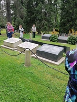 Messukylän keskinen hautausmaa on vanhan kirkon pohjoispuolella Kangasalle johtavan tien toisella puolella. Se on aika pieni vain parin hehtaarin kokoinen alue koulujen ja kerrostalojen puristuksessa. Sinne on kuitenkin haudattu muutamia Tampereen ja Messukylän historiaan liittyviä henkilöitä. Tässä on Idmanin suvun hauta. Pankinjohtaja Nils Idman tunnetaan parhaiten suuresta kavallusjutusta, jossa hän kavalsi 9-10 miljoonaa markkaa Pohjoismaiden Yhdyspankilta viime vuosisadan alkupuolella. 