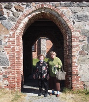 Helena ja Eeva-Leena kirkon eteläisellä portilla