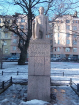 Pellingin kohdalla jäälle vapaussodassa kaatuneiden/menehtyneiden muistomerkki paljastettiin Liisanpuistikossa vuonna 1921. Sen tekijä on Gunnar Finne.