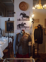 Adolf Ehrnroothin sodanaikainen everstin univormu oli myös päässyt näyttelyyn.