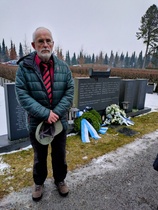 Jorma kuvattuna muistomerkillä